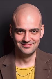 Bartu Küçükçağlayan as Selim in Innocent