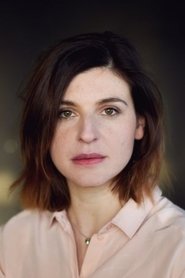 Eva Bay as Tänzerin in Phoenix