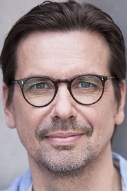 Michael Maertens as Arzt in Phoenix
